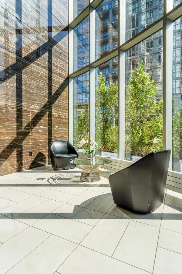 Family Oriented Downtown Toronto 2Bdrm Condo With Parking & Office Space Extérieur photo